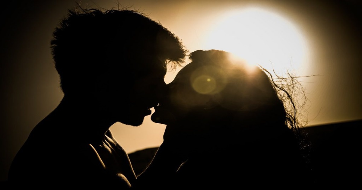 Sonhar que está beijando alguém pode ter vários significados
