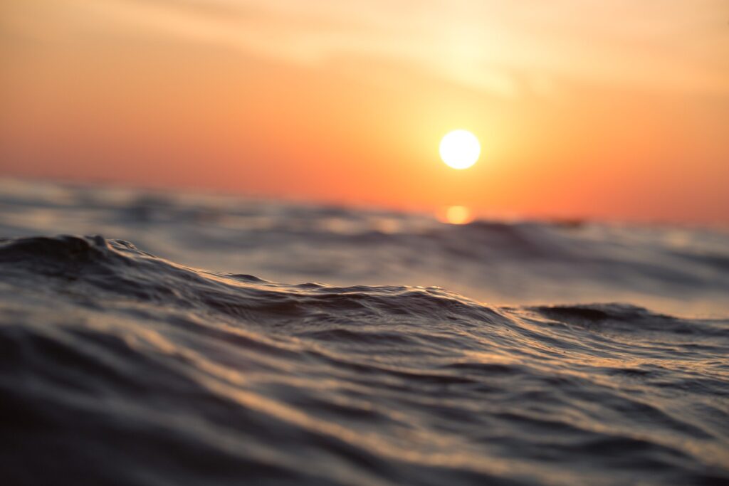 Imagem do oceano com sol ao fundo
