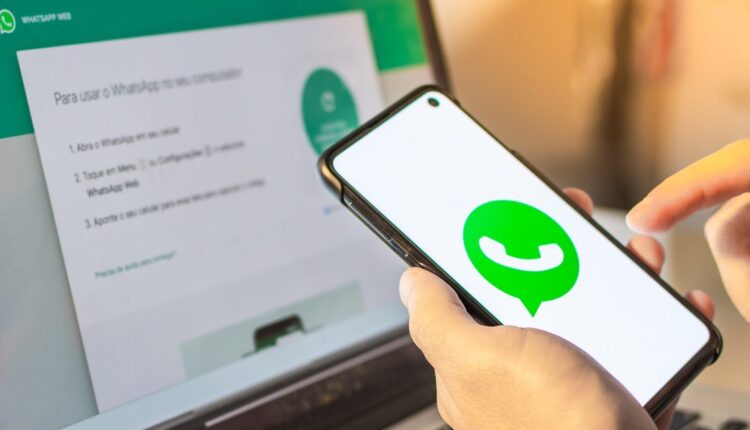 Imagem pessoa utilizando o WhatsApp no computador e no celular