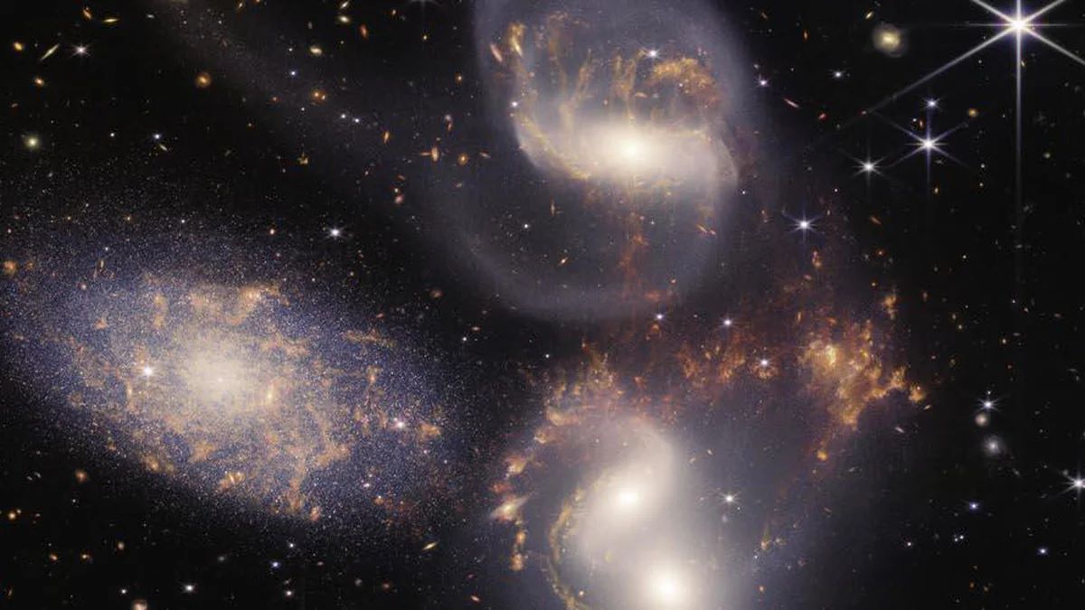 James Webb descubre una nueva galaxia altamente comprimida