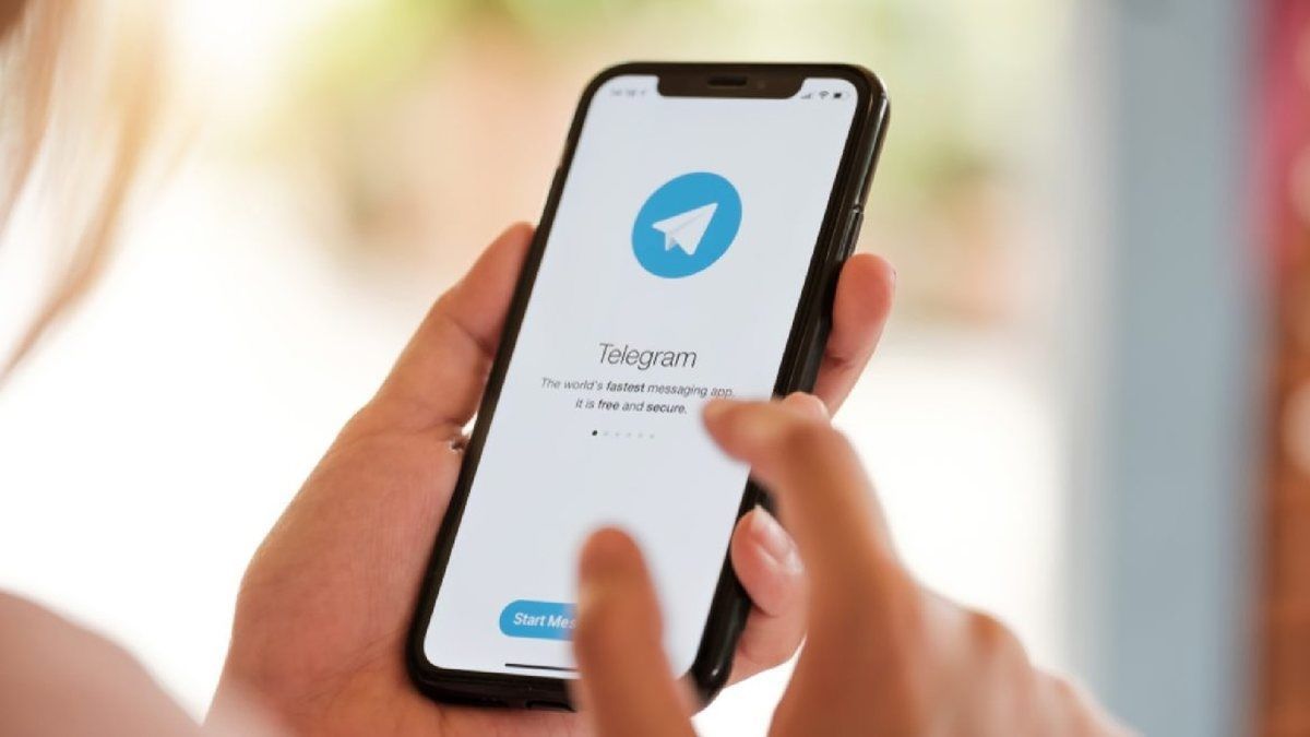 Celular com aplicativo Telegram aberto