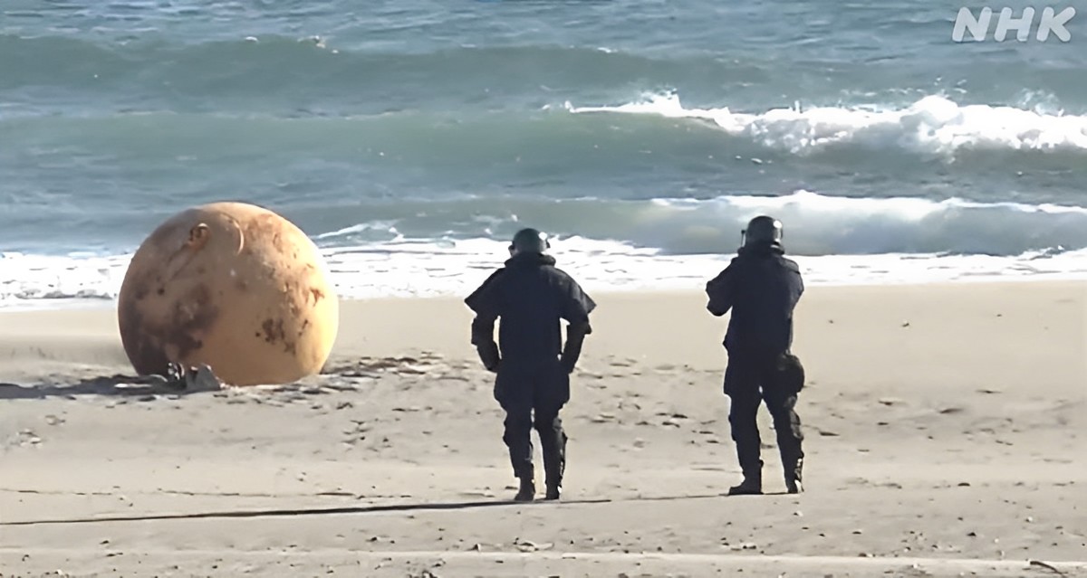 La misteriosa bola de metal asusta a los habitantes de la costa japonesa