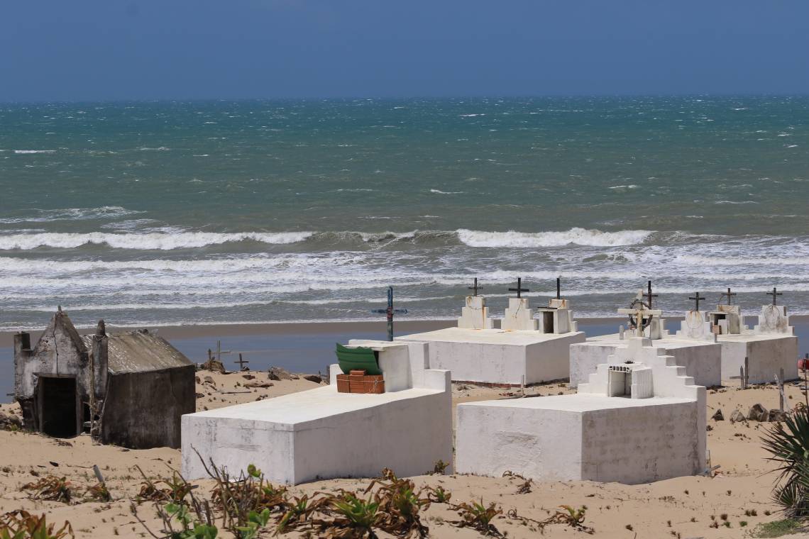 cemitério na beira do mar no Ceará