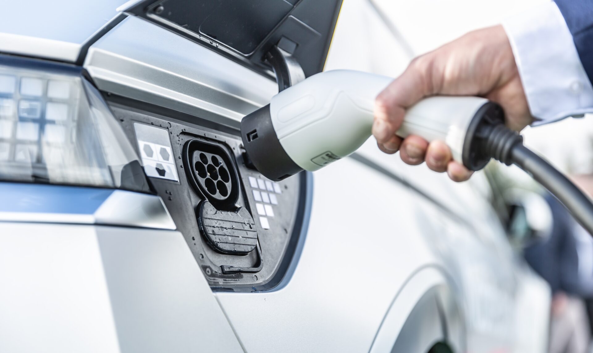 Por que carros elétricos vão perder 30% de autonomia no país?
