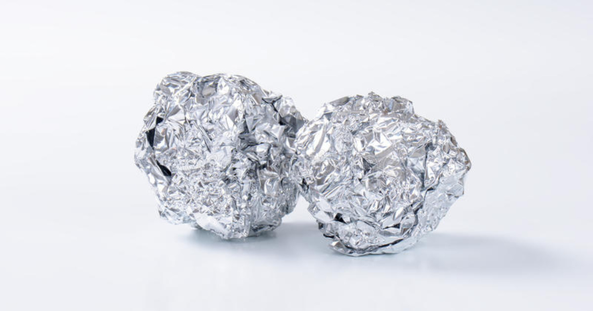 bolas de alumínio no congelador