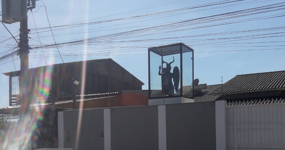 Casa com estátua de Belzebu viraliza na internet e causa alvoroço