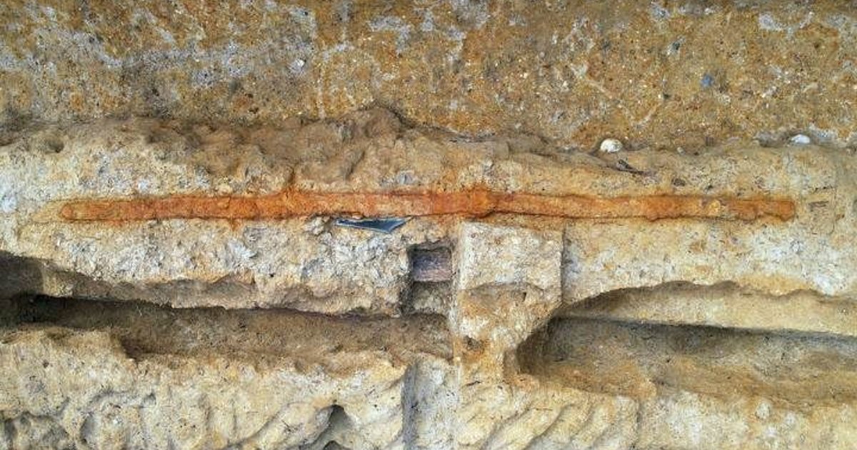 Arqueólogos encontram em escavação espada com mais de 2 metros