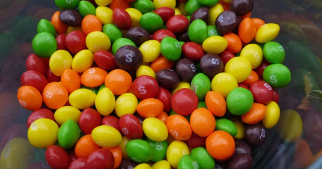 Estudo diz que balas Skittles tem o mesmo sabor e nosso cérebro é enganado