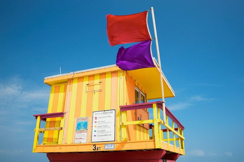 O que significa encontrar uma bandeira roxa na praia?