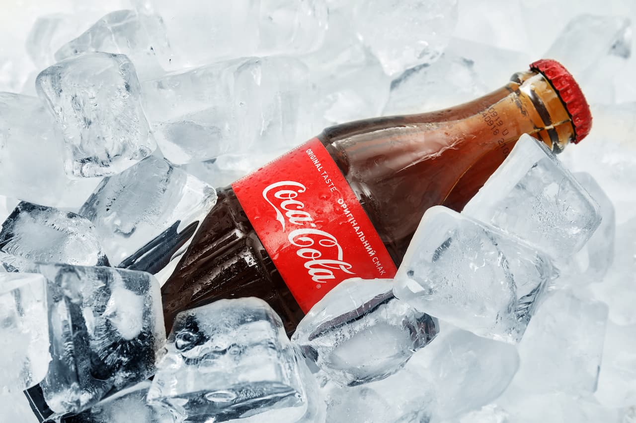 Science explains why cola is better in bottles