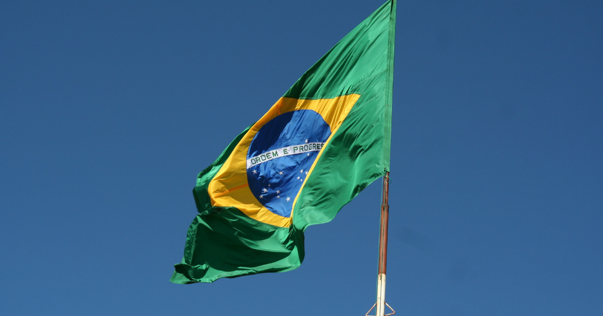 Bandeira do Brasil no mastro