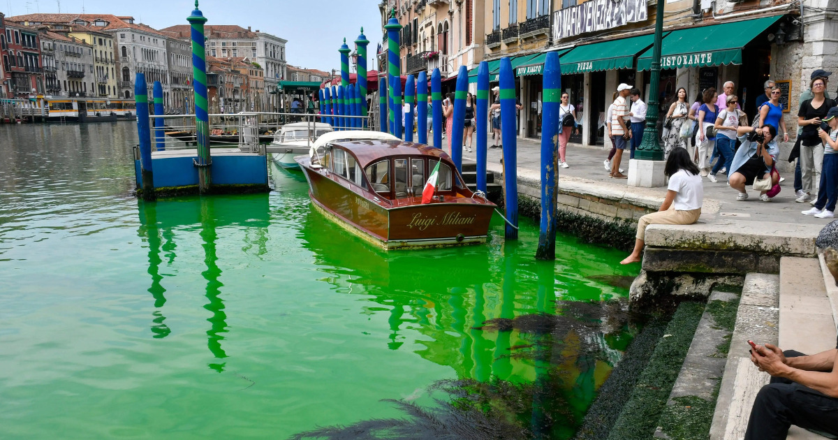 Canais de Veneza ficaram com cor inusitada