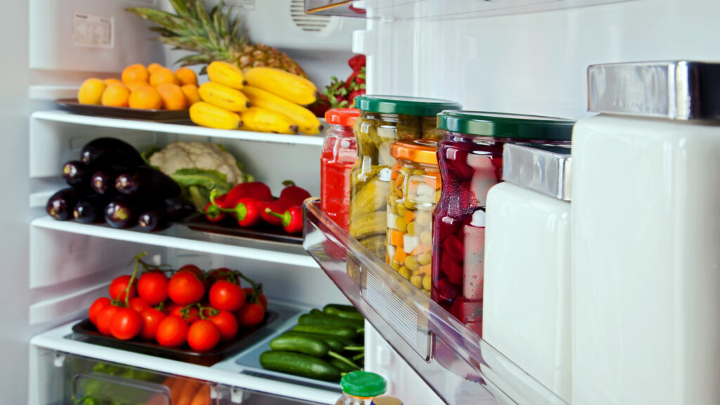 Alimentos para colocar na geladeira.