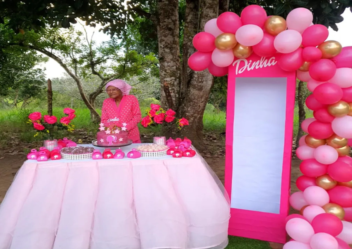 Idosa completa 107 anos com festa da Barbie