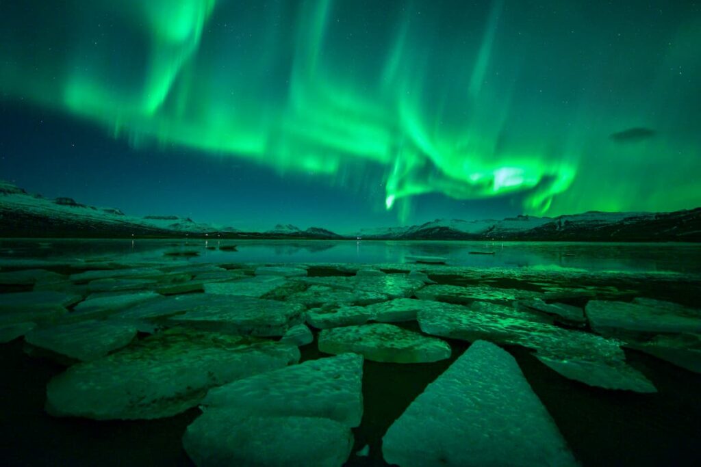 Auroras boreais são vistas longe dos polos e chocam as pessoas