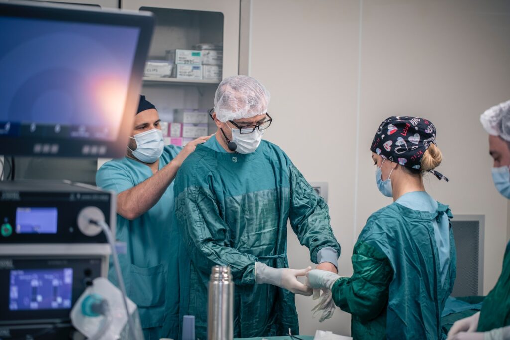 Por que as roupas dos médicos são sempre verdes ou azuis? Descubra!