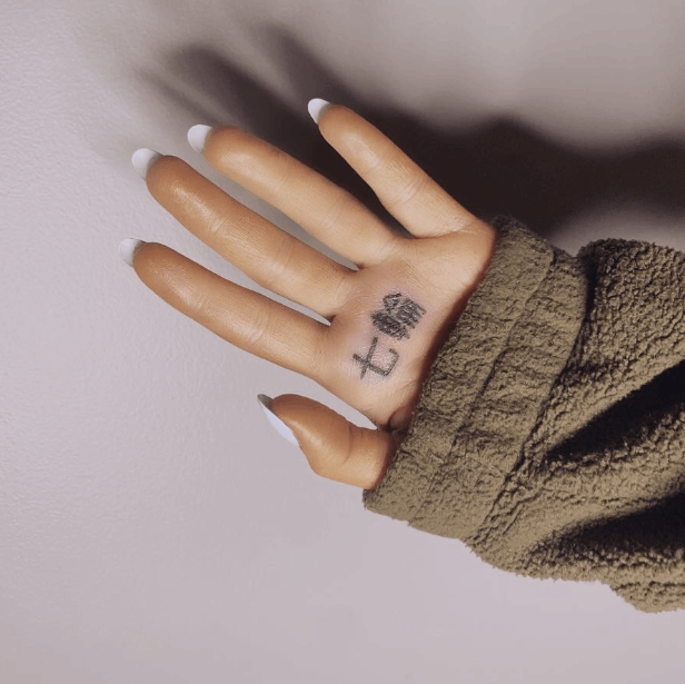 Ariana Grande se arrependeu de tatuagem na mão