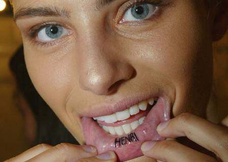 Isabelli Fontana apaga tatuagem da qual se arrependeu