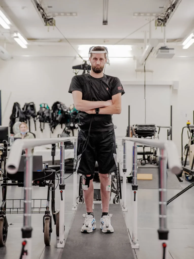 Este homem paraplégico voltou a andar com ajuda de Inteligência Artificial