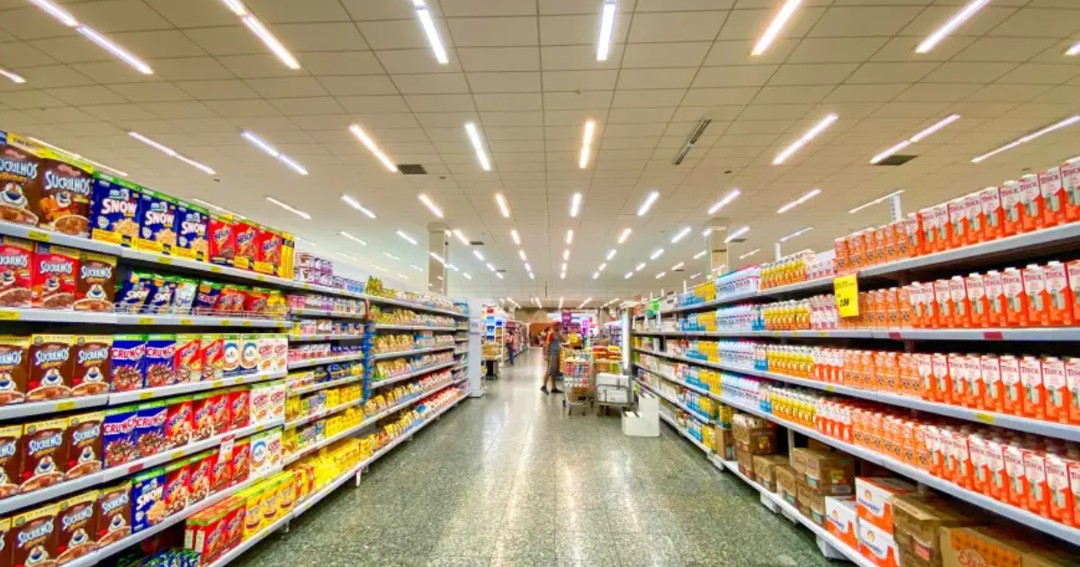 Descubra o que os mercados dos Estados Unidos fazem com a comida vencida e que não pode ser vendida