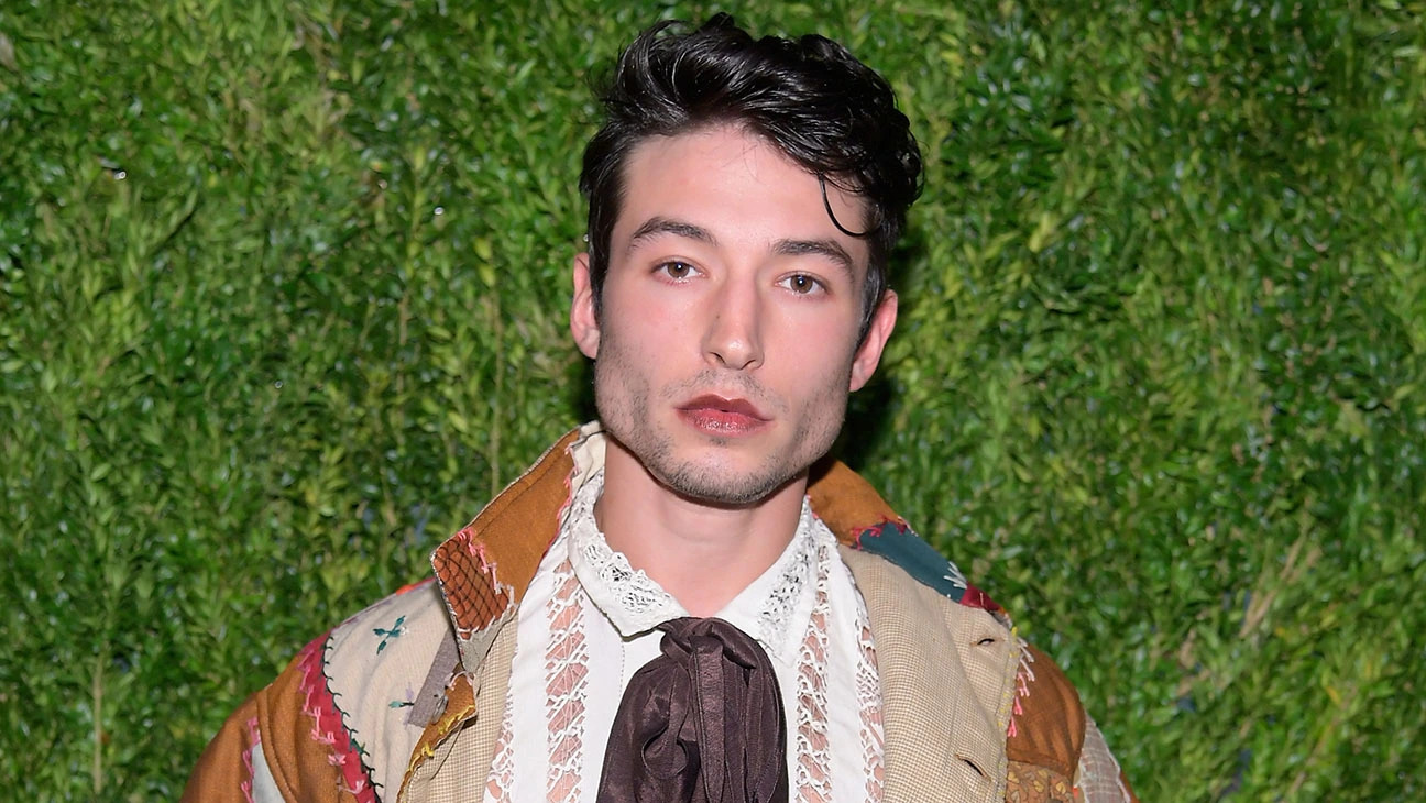 Polêmicas com Ezra Miller.