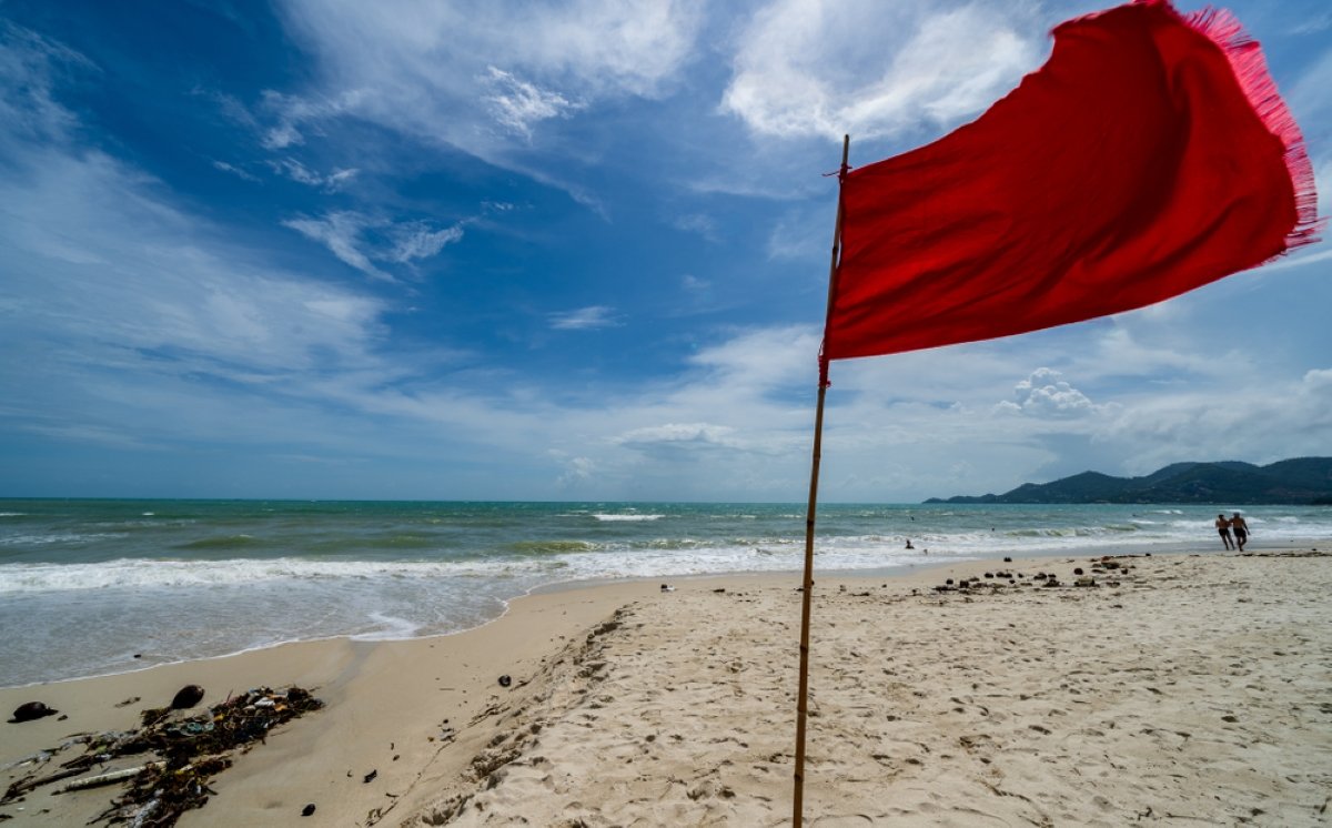 Chegou na praia e viu uma bandeira vermelha? Saiba o significado