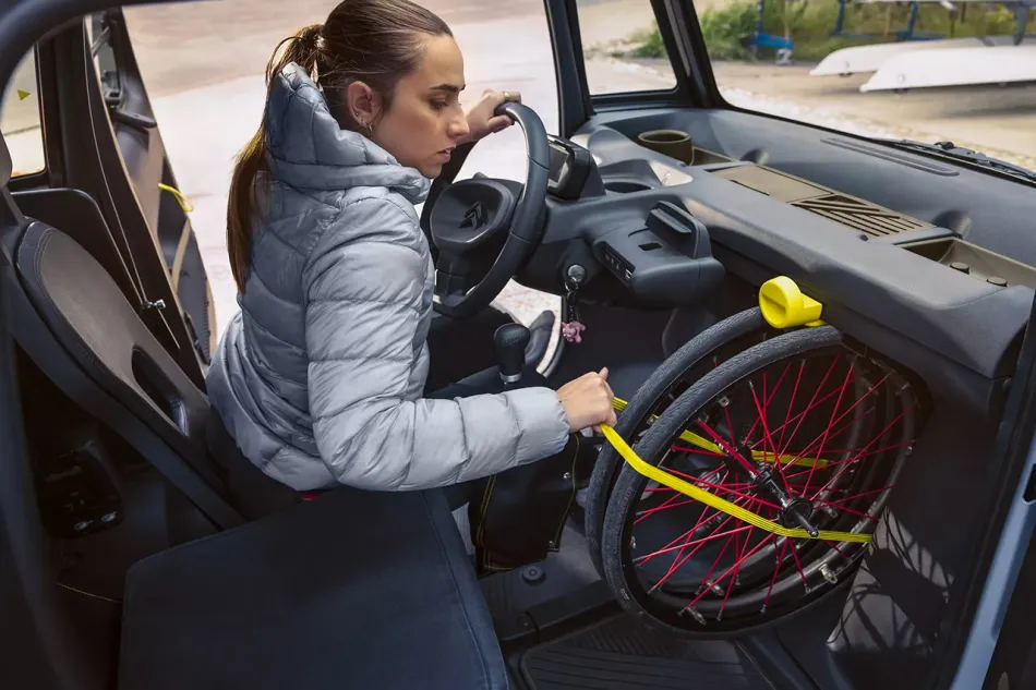  Inclusão sobre rodas: Citroen lança carro compacto elétrico para cadeirantes