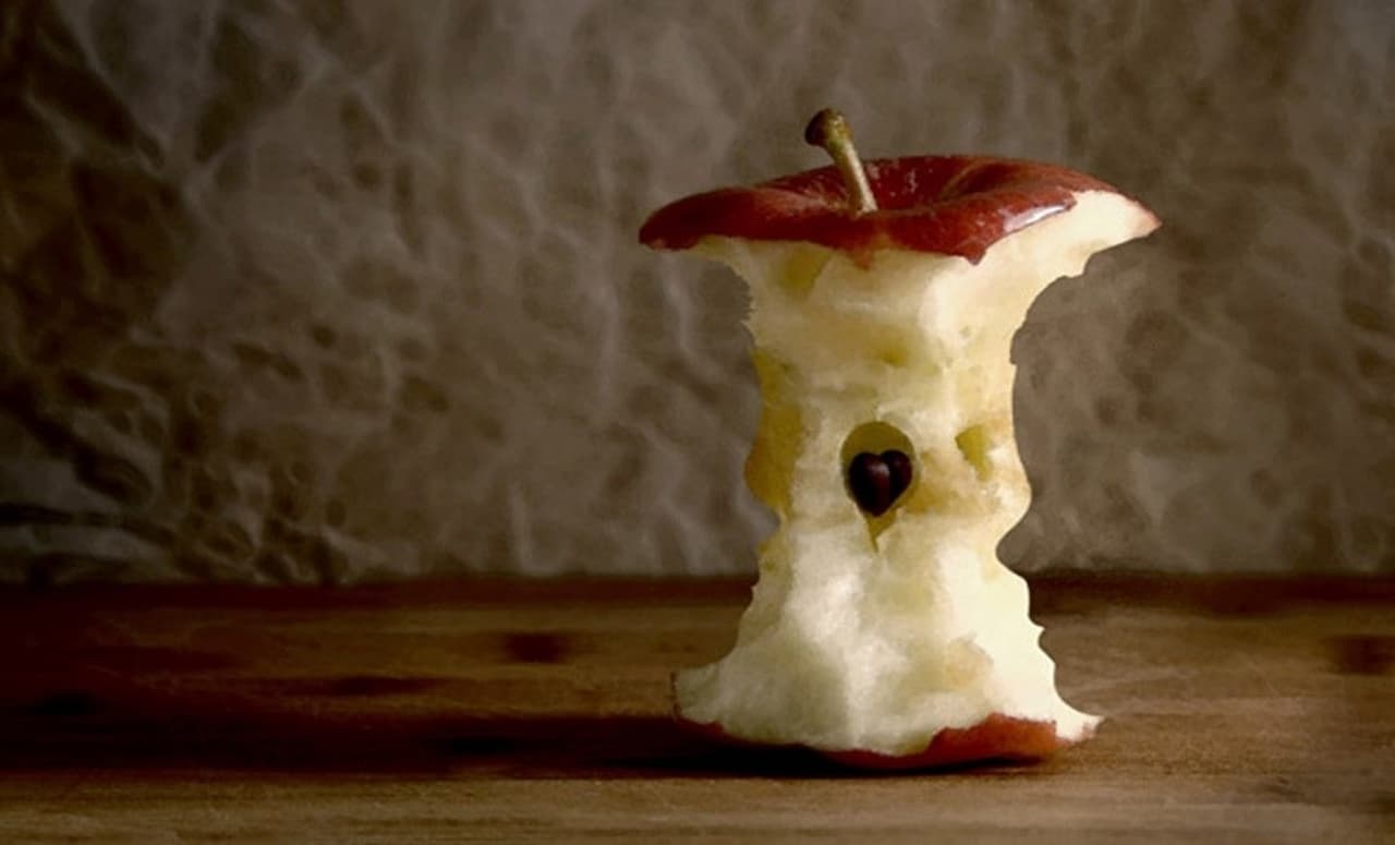 огрызок яблока фото