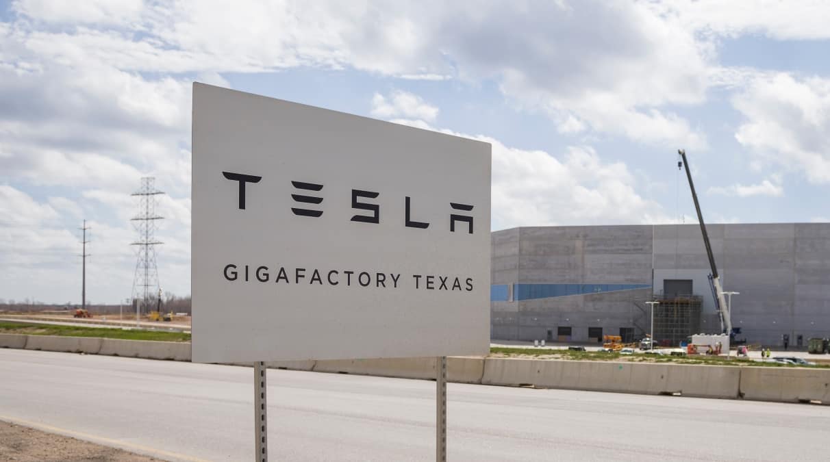 Robô da Tesla se descontrola e ATACA funcionário em fábrica nos Estados Unidos