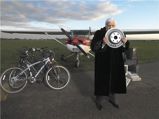 Un hombre entra en el Libro Guinness de los Récords tras comerse un avión